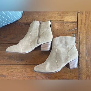 Amazon Essential Women's Tan Ankle Boots Size 9.5
